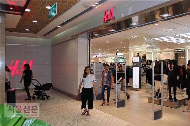 지난 7월 호찌민 최대 쇼핑몰인 빈컴 동커이 무역센터에 들어선 스웨덴 의류유통업체 H&M 1호점의 모습. 호찌민 유영규 기자 whoami@seoul.co.kr