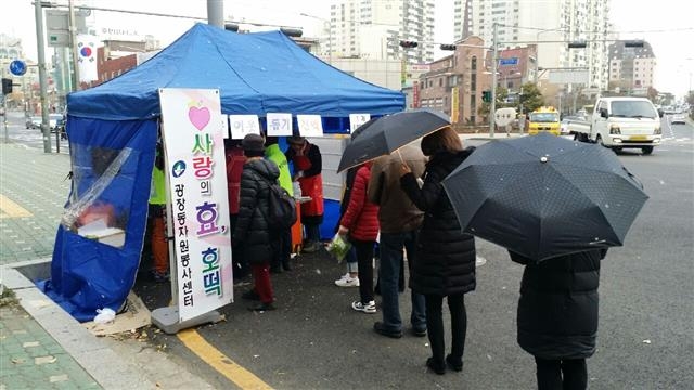 지난달 22일 광진구 광장동 신동아파밀리에아파트 앞에 설치된 ‘사랑의 씨앗 호떡’ 포장마차를 찾은 주민들이 호떡을 사기 위해 길게 줄지어 서 있다. 광진구 제공 