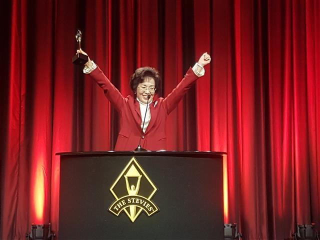 박춘희 송파구청장이 지난달 스티브 어워드 중 하나인 ‘2017 세계 여성 기업인 대상’을 국내 최초로 수상한 뒤 양팔을 머리 위로 쭉 뻗으며 활짝 웃고 있다. 스티브 어워드는 세계적인 기업들을 대상으로 주는 공신력 있는 상이다. 송파구 제공