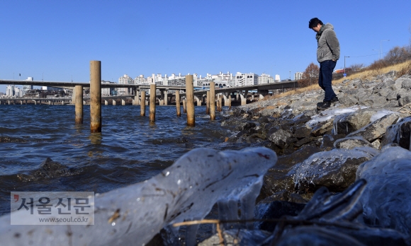 사뭇 다른 강변 풍경 사뭇 다른 강변 풍경