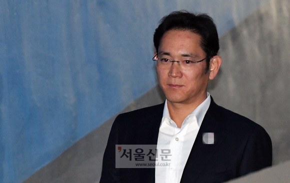 27일 이재용 삼성부회장이 항소심 결심공판에 참석하기 위해 법원으로 들어서고 있다. 박지환 기자 popocar@seoul.co.kr