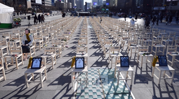 27일  서울 종로구 옛 일본대사관 앞에서 올해 마지막 수요집회를 마친 참가자들이 광화문광장으로 행진해 ’빈 의자에 새긴 약속’이라는 주제로 놓여진 300 개의 빈 의자 퍼포먼스를 하고 있다. 박윤슬 기자 seul@seoul.co.kr
