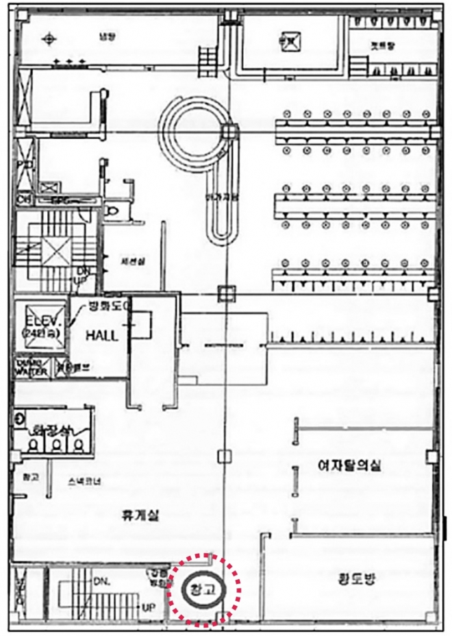 27일 국회 행정안전위원회 홍철호 자유한국당 의원이 공개한 충북 제천 스포츠센터 2층 도면. 홍 의원은 20명이 사망한 2층 여성 사우나의 비상구 출입 통로를 창고로 사용하도록 소방당국이 허가했다고 밝혔다.  연합뉴스