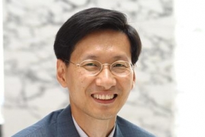 문 대통령, ‘강규형 전 KBS 이사 부당해임 소송‘ 상고장 제출