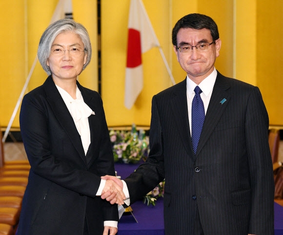 고노 다로(오른쪽) 일본 외무상. 연합뉴스