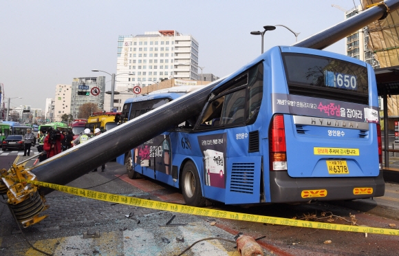 28일 오전 서울 강서구 강서구청 사거리 인근 철거 공사장에서 작업중인 대형 크레인이 넘어지면서 도로에 운행중인 버스를 덮치는 사고가 발생, 경찰 관계자들이 주변을 통제하고 있다. 이호정 전문기자 hojeong@seoul.co.kr