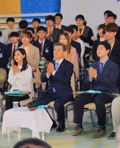 [서울포토] 문재인 대통령, ‘미래과학자와 대화’ 참석