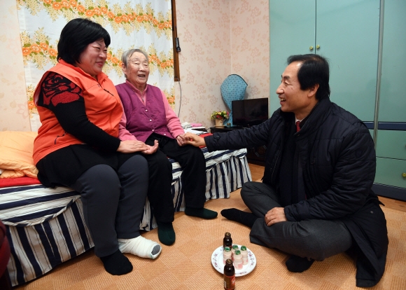 지난 27일 오후 서울 서대문구 북아현동의 김선례(가운데) 할머니집을 방문한 정춘자(왼쪽)씨가 문석진(오른쪽) 서대문구청장에게 ‘노노케어 프로젝트’를 통해 김 할머니와 만나게 된 인연을 이야기하고 있다.  박지환 기자 popocar@seoul.co.kr