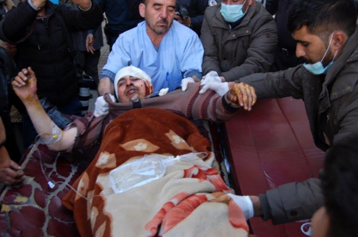 구급차로 옮겨지는 아프간 폭탄테러 부상자