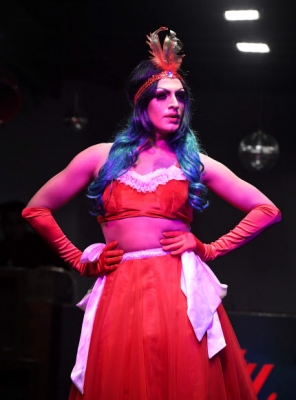 인도 트랜스 젠더 모델이 28일(현지시간) 인도 뉴델리에서 열린 ‘Under The Rainbow’ 패션쇼 중 작품을 선보이고 있다. AFP 연합뉴스