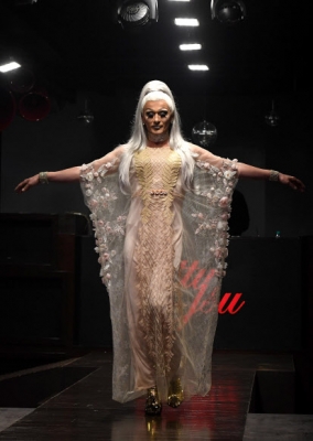 오스트레일리아 드래그 퀸 DK 키티 글리터(Kitty Glitter·2ndL)가 28일(현지시간) 인도 뉴델리에서 열린 ‘Under The Rainbow’ 패션쇼 중 작품을 선보이고 있다. AFP 연합뉴스