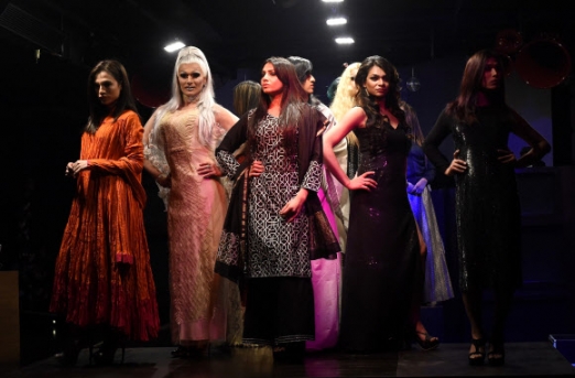 인도 트랜스 젠더 모델들과 오스트레일리아 드래그 퀸 DK 키티 글리터(Kitty Glitter·2ndL)가 28일(현지시간) 인도 뉴델리에서 열린 ‘Under The Rainbow’ 패션쇼 중 작품을 선보이고 있다. AFP 연합뉴스