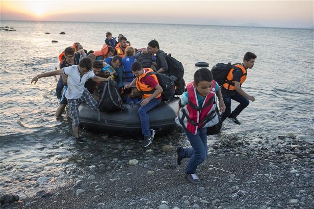 2017년에는 난민들의 흐느낌과 고통이 곳곳에 아로새겨졌다. 터키 난민들이 그리스 해안에 도착한 뒤 서둘러 뛰어내리고 있다. 코스(그리스) AP 연합뉴스