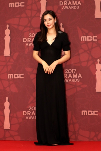 배우 이하늬가 30일 오후 서울 마포구 MBC사옥에서 열린 ’2017 MBC 연기대상’ 레드카펫 행사에 포즈를 취하고 있다. <br>연합뉴스