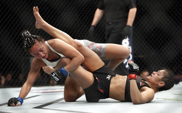 30일(현지시간) 미국 네바다주 라스 베이거스 티모바일 아레나에서 펼쳐진 ‘UFC 219’ 경기에서 신시아 칼빌로(오른쪽)과 카를라 에스파르자가 격렬한 경기를 펼치고 있다. AP 연합뉴스