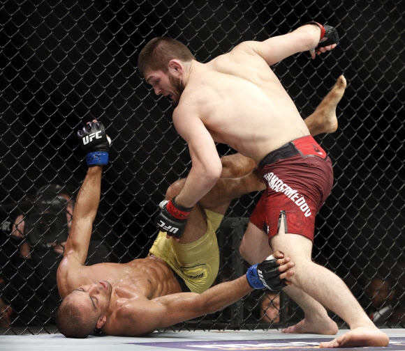 하빕 누르마고메도프(오른쪽)과 에드손 바르보자가 30일(현지시간) 미국 네바다주 라스 베이거스 티모바일 아레나에서 펼쳐진 ‘UFC 219’ 라이트급 경기에서 명승부를 펼치고 있다. AP 연합뉴스
