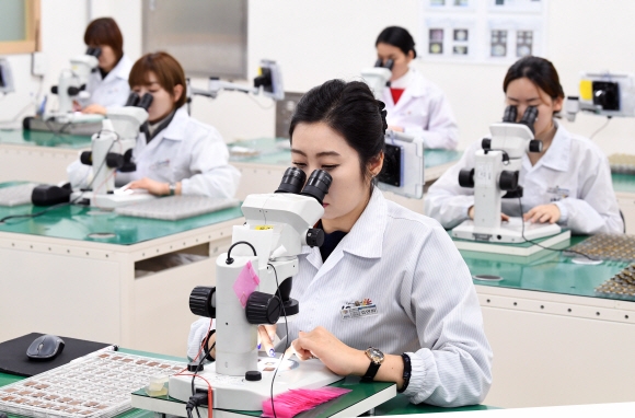 기술연구소 직원들이 현미경으로 불량 소켓을 가려내는 모습. 강성남 선임기자 snk@seoul.co.kr