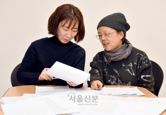 심사위원 장성희(오른쪽)연극평론가와 고연옥(왼쪽) 작가. 박지환기자 popocar@seoul.co.kr