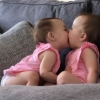 서로에게 뽀뽀 세례 퍼붓는 쌍둥이 아기