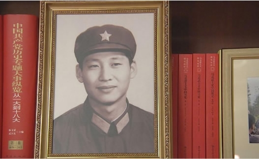군복을 입은 젊은 시절의 시 주석. 출처:CCTV