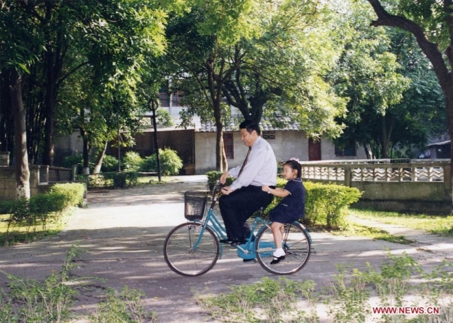 시 주석이 푸젠성 푸저우시에서 일할 때 딸을 뒤에 태우고 자전거를 타는 모습. 출처: 신화통신