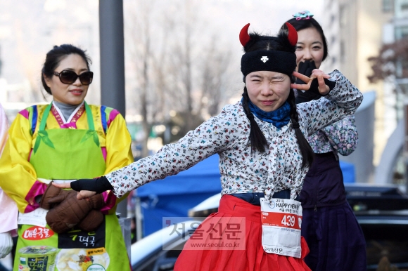 대회에선 눈길을 끄는 복장이나 소품을 착용한 참가자들에게 ‘포토제닉상’을 시상했다. 생활한복을 입고 악마 머리띠를 착용한 한 여성 참가자가 윙크를 하며 포즈를 잡고 있다. 박윤슬 기자 seul@seoul.co.kr