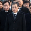 문 대통령, 현충원 참배로 공식업무 시작…“건국 백년 준비”