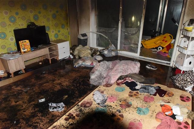 지난달 31일 오전 2시26분쯤 광주 북구 두암동의 한 아파트에서 불이 나 아이 3명이 숨지는 사건이 발생했다. 사진은 진화된 화재현장의 모습. 광주북부소방서 제공=뉴스1