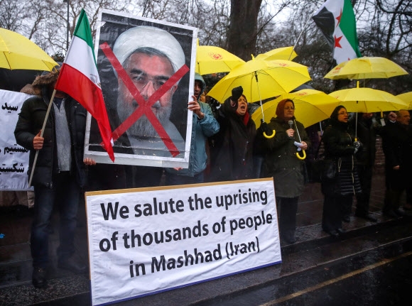 이란 반정부 시위…최소 14명 사망 사상자 확산