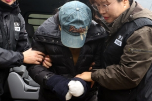 [포토] ‘양손에 붕대 감은’ 삼남매 친모