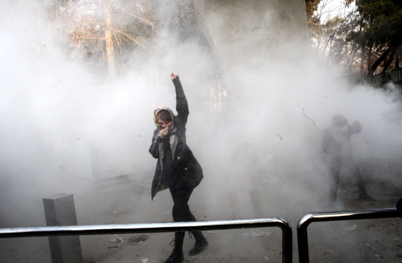 30일 이란 테헤란대 학생 시위대가 경찰과 충돌하고 있다. 연합뉴스 