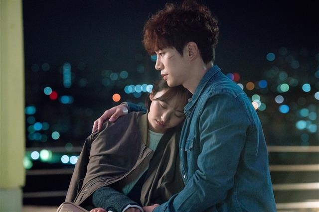 백화점 붕괴사고에서 극적으로 살아남은 문수(원진아)와 강두(이준호). 두 사람은 서로의 상처를 보듬으며 그저 남들처럼 평범하게 살기 위해 애쓴다. JTBC 제공