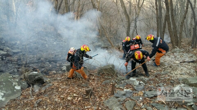 부산 기장군 삼각산에 새해 첫날인 1일 오후 9시 46분쯤 산불이 발생 임야 50만㎡를 태우고 13시간여만인 2일 오전 큰 불길이 잡혔다. 소방대원들이 삼각산 산불 진화작업을 펴고 있다. 부산소방본부제공