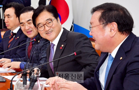 더불어민주당 우원식(오른쪽 두 번째) 원내대표가 2일 서울 여의도 국회에서 열린 원내대책회의에서 참석자들과 대화하고 있다. 이종원 선임기자 jongwon@seoul.co.kr