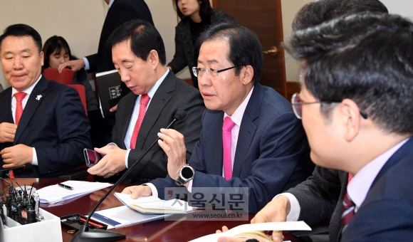 자유한국당 홍준표(오른쪽 두 번째) 대표가 2일 서울 여의도 당사에서 열린 새해 첫 최고위원회의에서 모두발언을 하고 있다. 이종원 선임기자 jongwon@seoul.co.kr