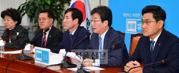바른정당 유승민(오른쪽 두 번째) 대표가 2일 서울 여의도 국회에서 열린 바른정당 최고위원·국회의원 연석회의에서 모두발언을 하고 있다. 이종원 선임기자 jongwon@seoul.co.kr