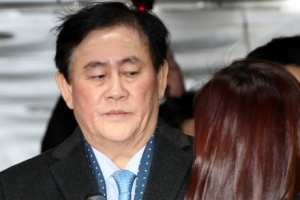 최경환, 영장심사 출석…영장발부 여부는 늦은 밤 결정