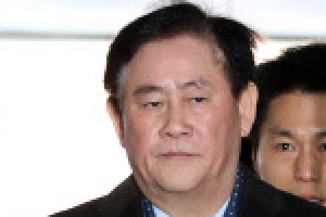 최경환-검찰 영장심사 3시간 치열한 공방…서울구치소 대기