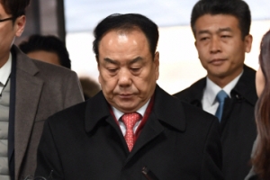 [서울포토] 고개 숙인채 법원 들어서는 이우현