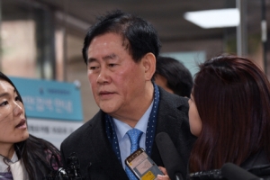 [서울포토] 굳은 표정으로 법원 들어서는 최경환