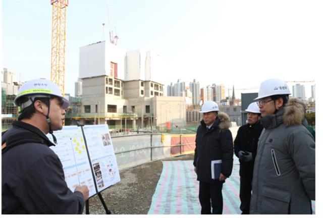 성장현(오른쪽) 용산구청장이 지난 2일 서울 용산구 효창5구역 주택재개발 공사장을 방문해 현장소장으로부터 브리핑을 받고 있다. 용산구 제공