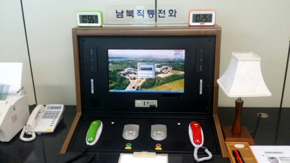 북한은 3일 ”오늘 오후 3시30분부터 판문점 연락채널을 개통한다”고 밝혔다. 사진은 2016년 7월 19일 촬영한 판문점 공동경비구역(JSA) 내 연락사무소 ’남북직통전화’.     연합뉴스