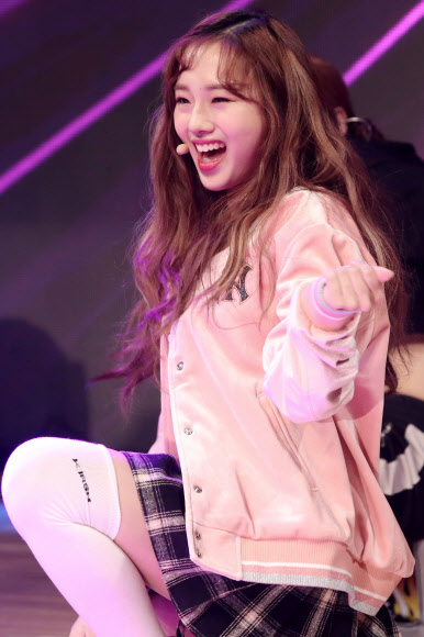 크리샤 츄, 풋풋한 소녀  가수 크리샤 츄가 3일 오후 서울 강남구 일지아트홀에서 열린 첫 번째 미니앨범 ’드림 오브 파라다이스(Dream Of Paradise)’ 발매 쇼케이스에서 공연을 선보이고 있다. <br>연합뉴스