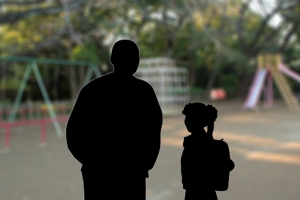 놀이터에서 놀던 이웃집 유치원생 성폭행한 50대 남성