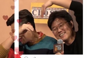 ‘윤식당2’ 나영석PD♥이서진, 하트 애교 ‘많이 시청해주세요~’