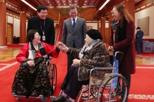 위안부 피해 할머니들을 국빈급으로…의전차량에 앰뷸런스 배치