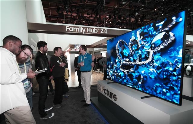 삼성이 ‘CES 2018’에 선보이는 100인치급 초대형 QLED TV. 삼성전자 제공