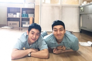 정해인 “오늘도 ‘슬기로운 감빵생활’” 박해수와 감빵 인증샷 ‘훈훈’