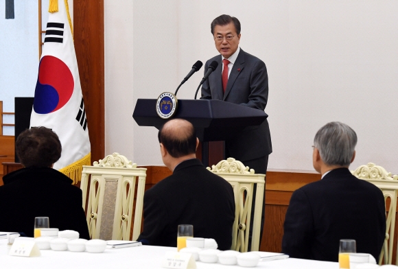 문재인 대통령이 5일 낮 청와대에서 대한노인회 간부 및 어르신들을 초청해 오찬을 함께한 자리에서 인사말을 하고 있다.  안주영 기자 jya@seoul.co.kr