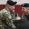 [서울포토] 신임 사령관과 악수하는 토마스 밴달 전 주한 미 8군 사령관